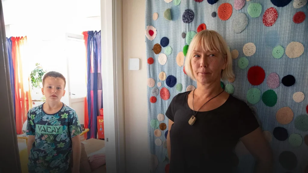 mor och son i etc angående det sänkta tilläggsbidraget i bostadsbidraget